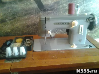 Швейная машина «Чайка 2» с электроприводом и тумбой фото 2